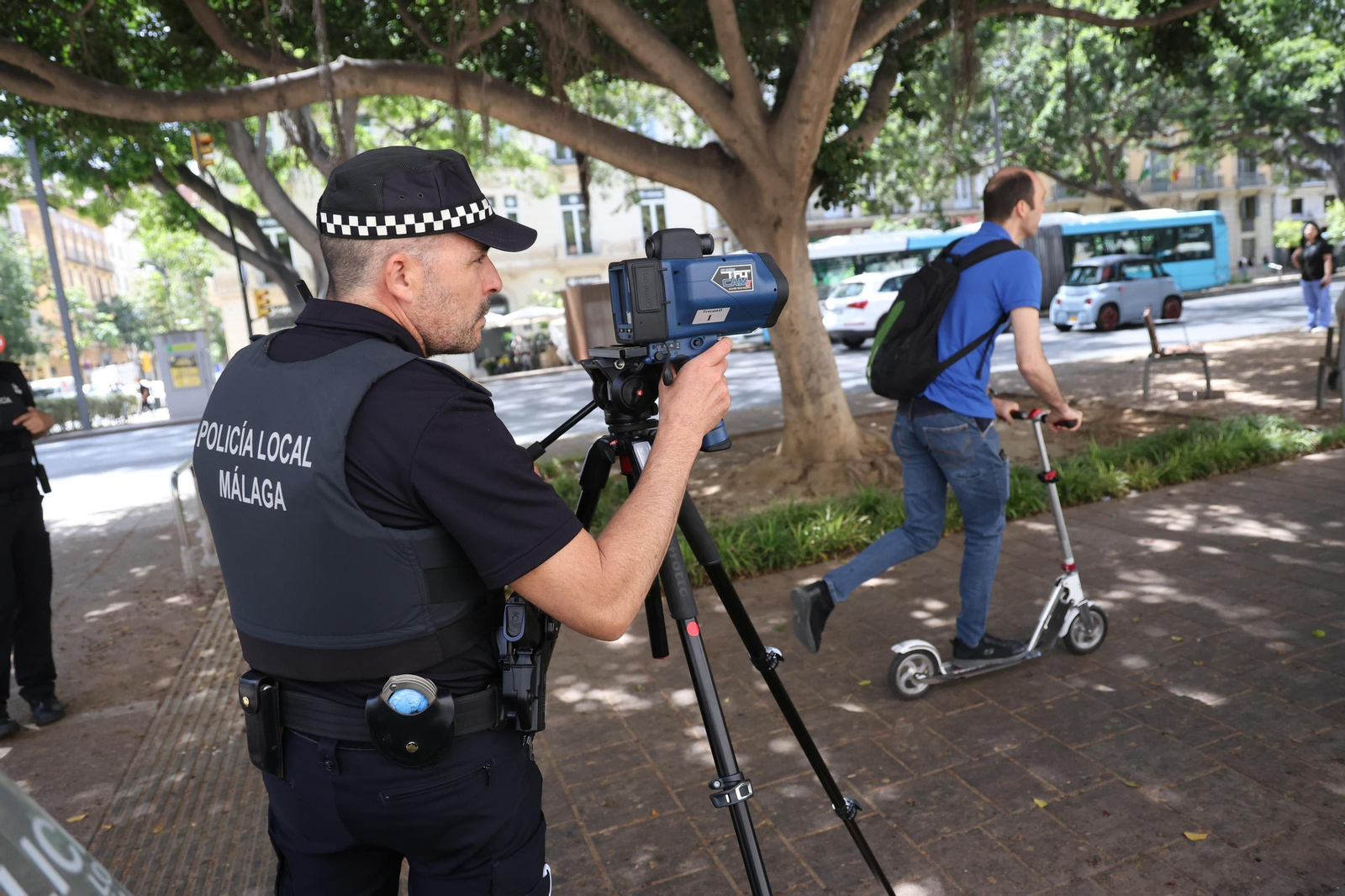 Un policía local controlando la velocidad de los patinetes en la Alameda Principal.