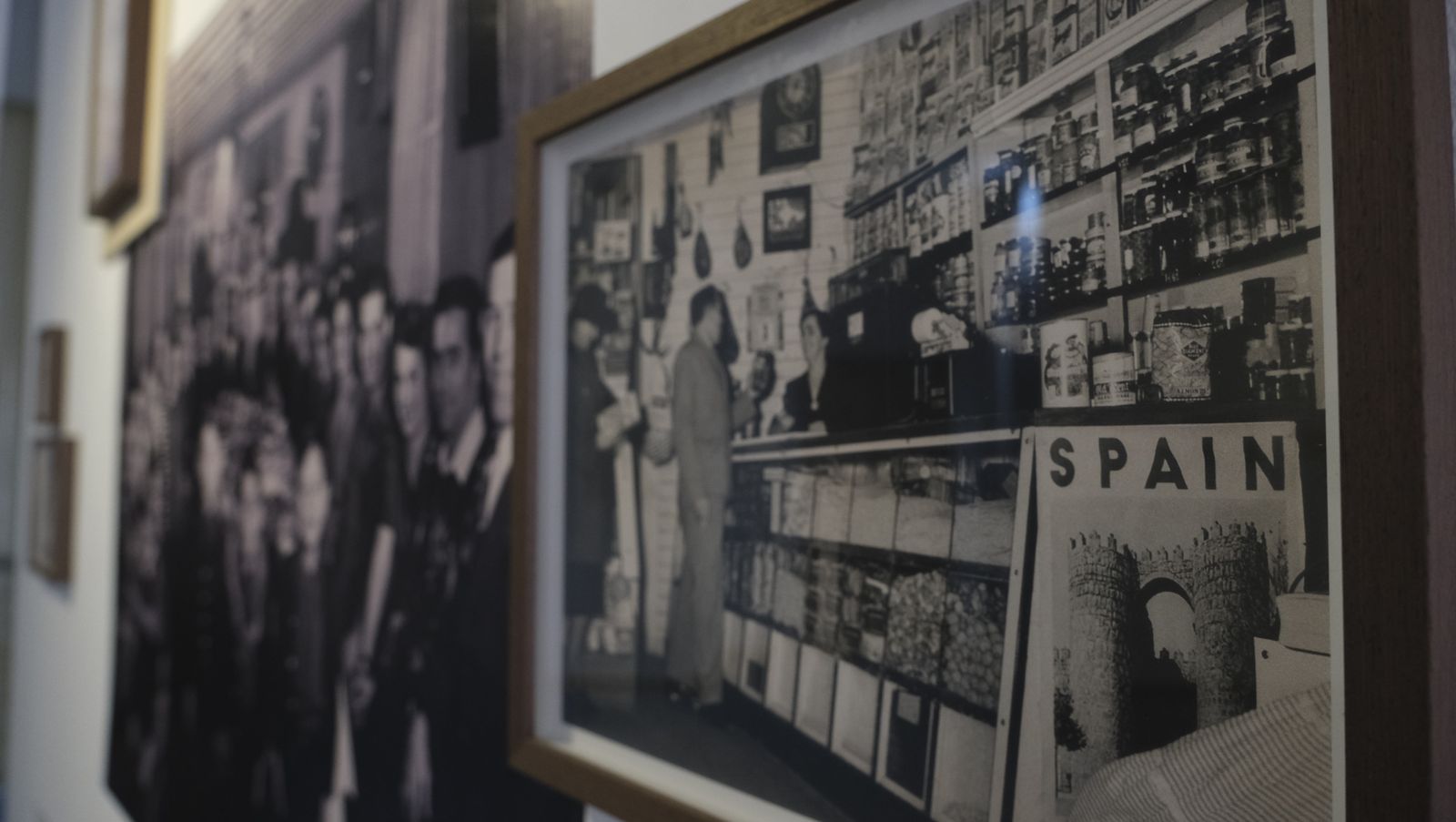 Imágenes de la exposición 'Emigrantes Invisibles. Españoles en EEUU 1868/1945', en el Museo de Almería