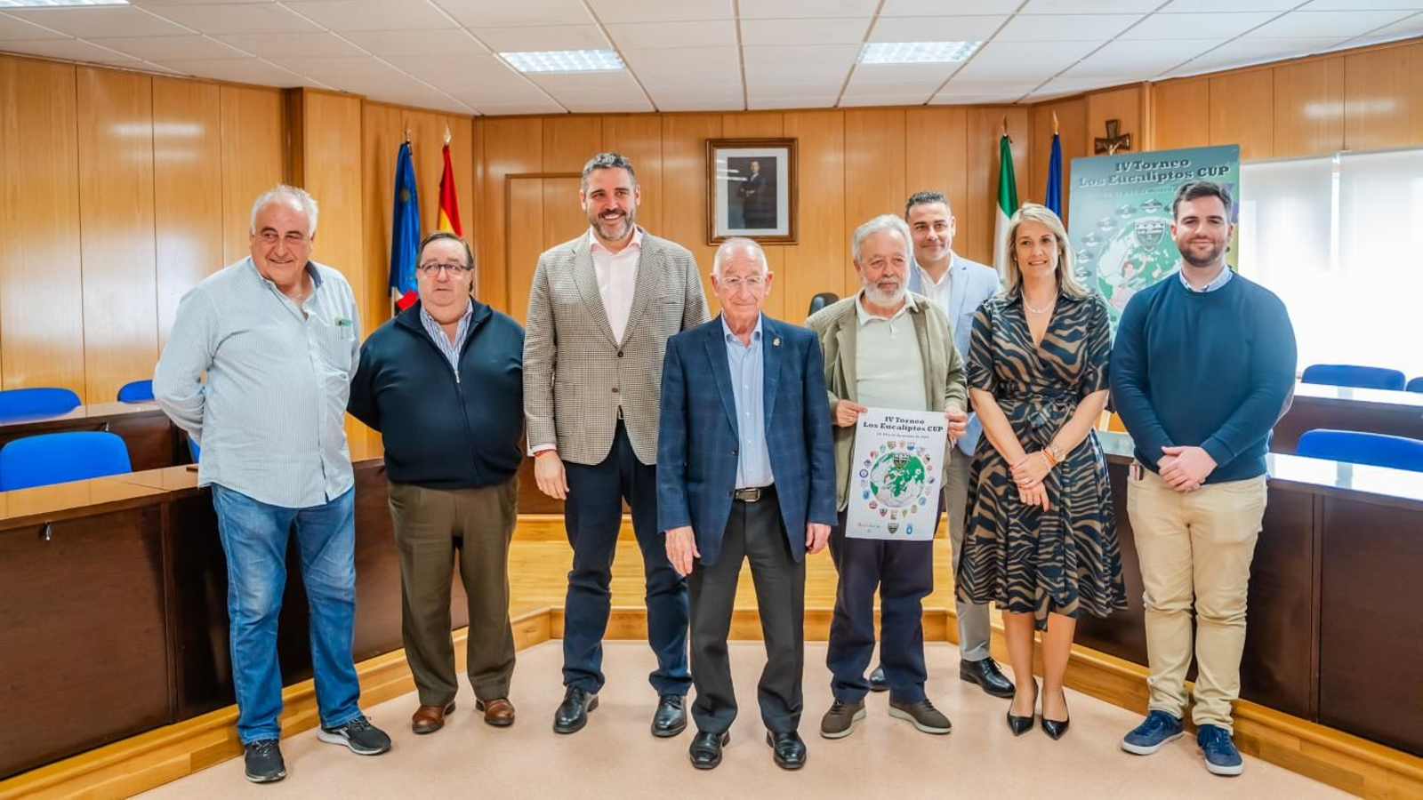Las autoridades presentes en este acto de presentación de este evento deportivo.