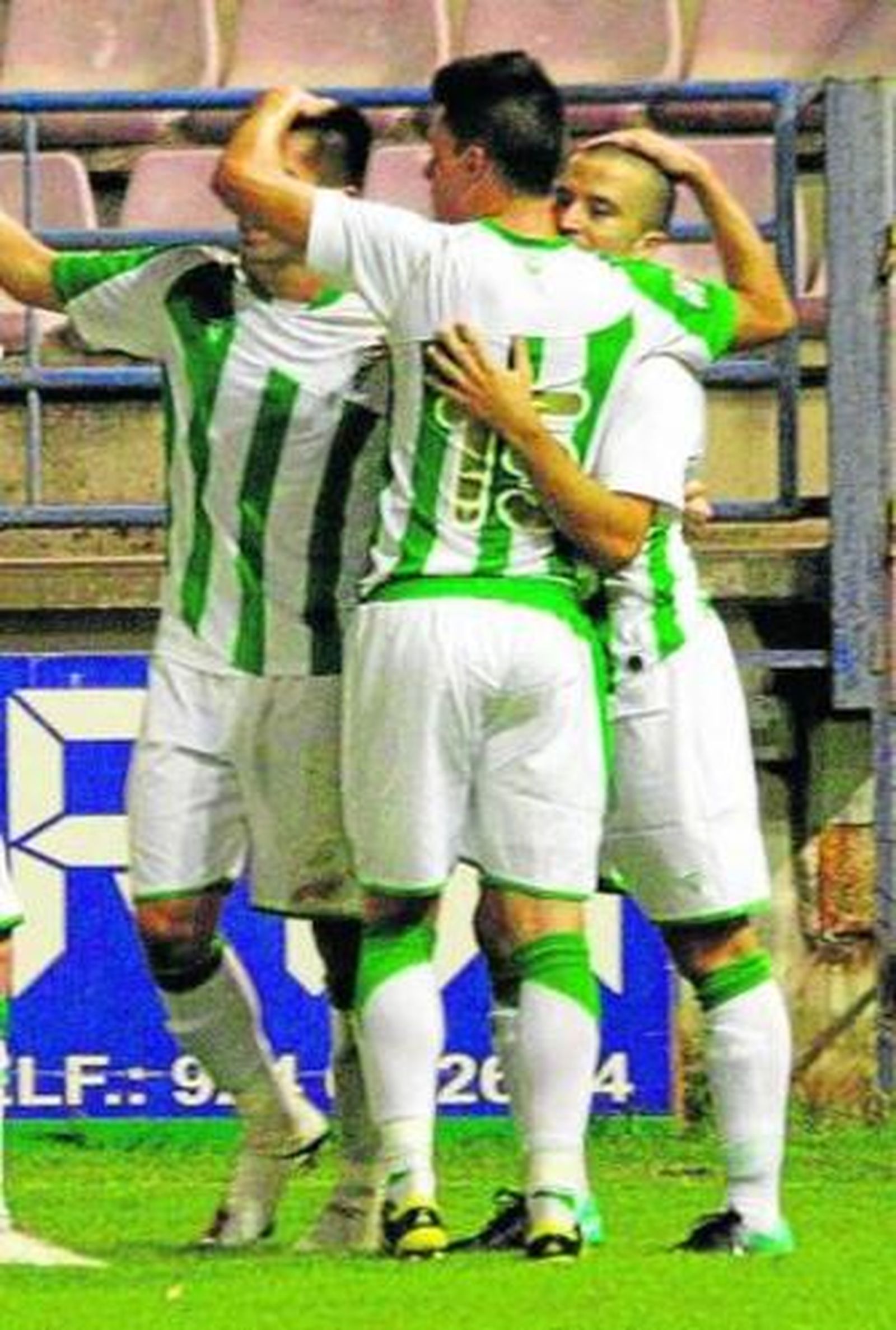 Charles y Juanmi Callejón abrazan a Pepe Díaz, ayer.