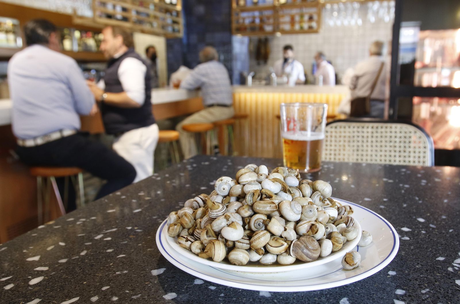 Tapa de caracoles en el bar 'El cateto', en la calle Sinaí, uno de los templos del género.