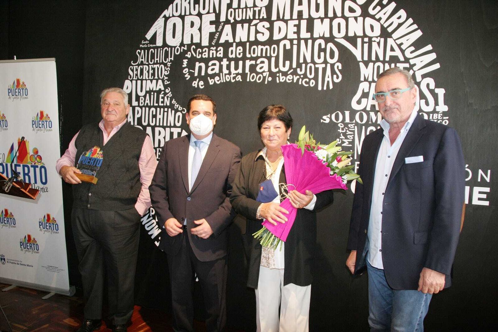 Antonio y Regla, propietarios del Bar Brillante, con el concejal Curro Martínez y el periodista Carlos Herrera.