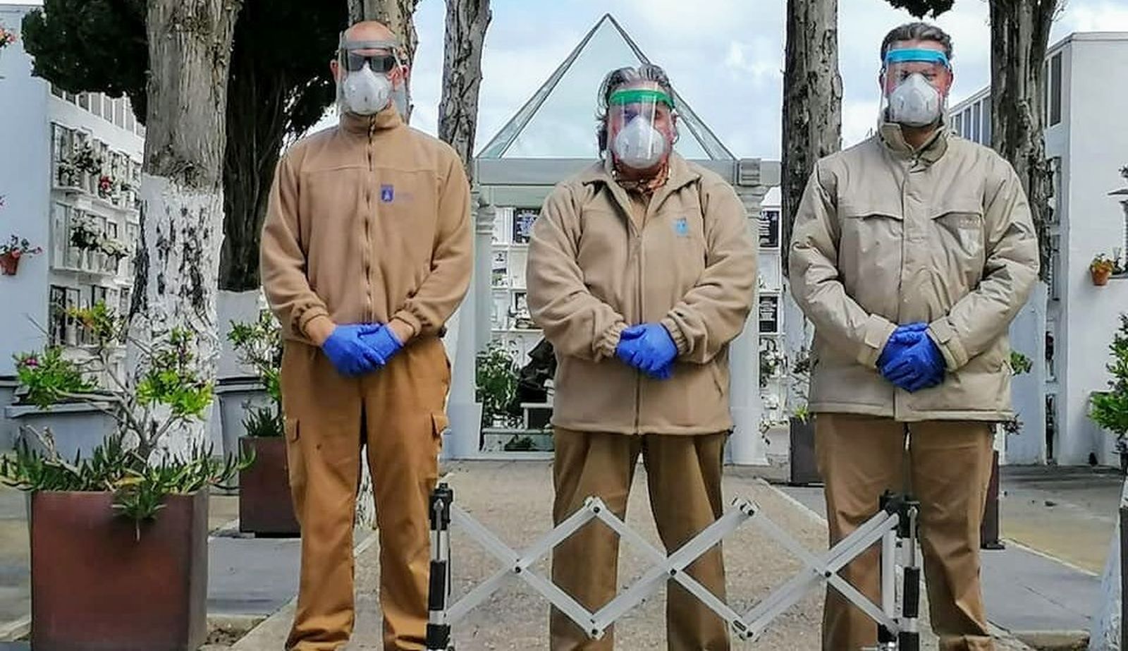 Operarios municipales del cementerio de Chipiona, con los medios de protección.