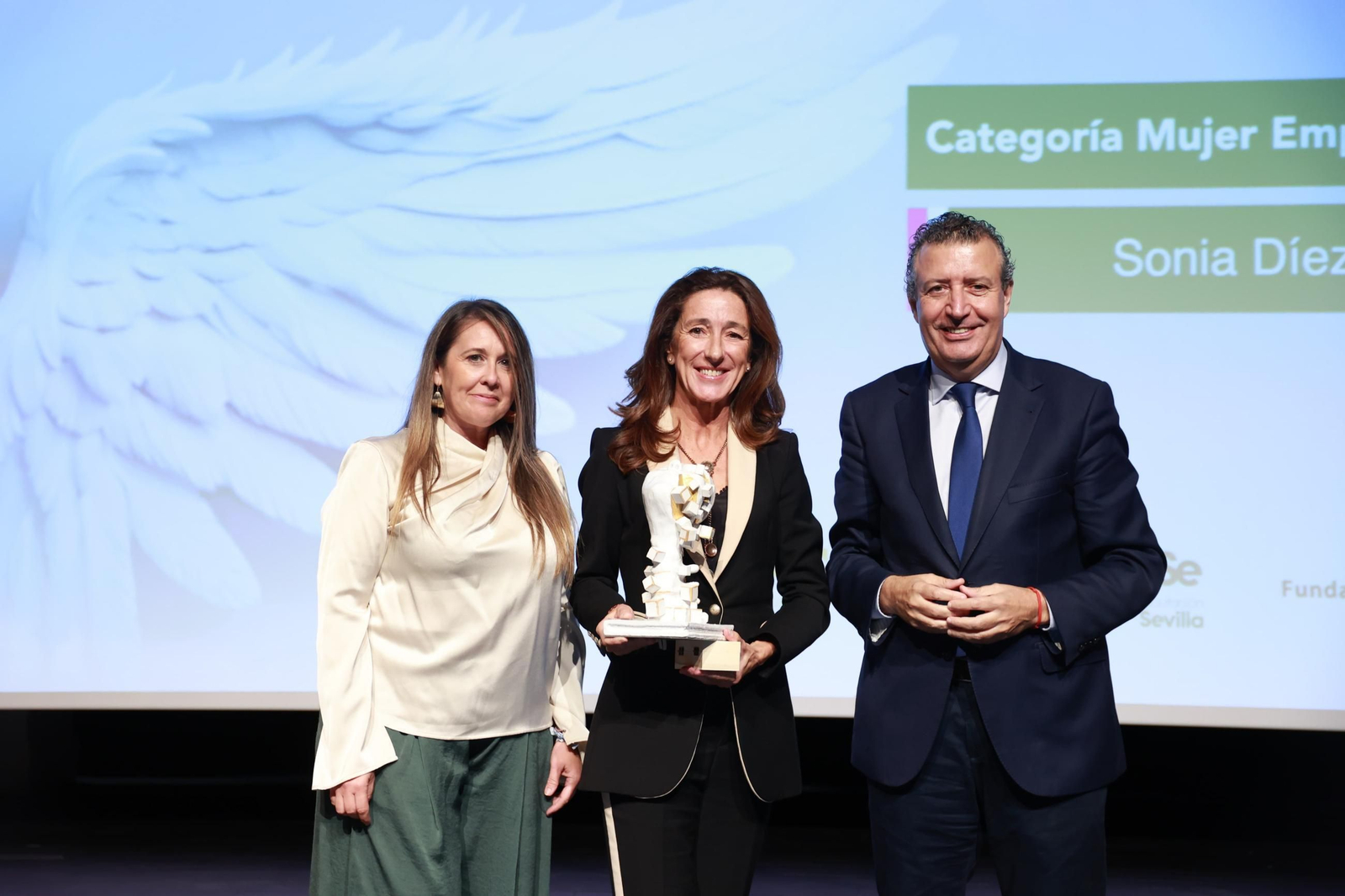El presidente hizo entrega a Sonia Díez del reconocimiento ‘Mujer Emprendedora’ de los Premios Roma 2024.
