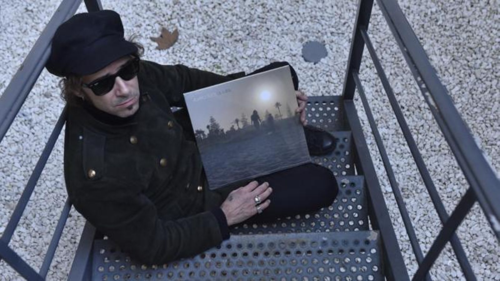 El músico, con una copia de la edición en vinilo de 'La Xana'.