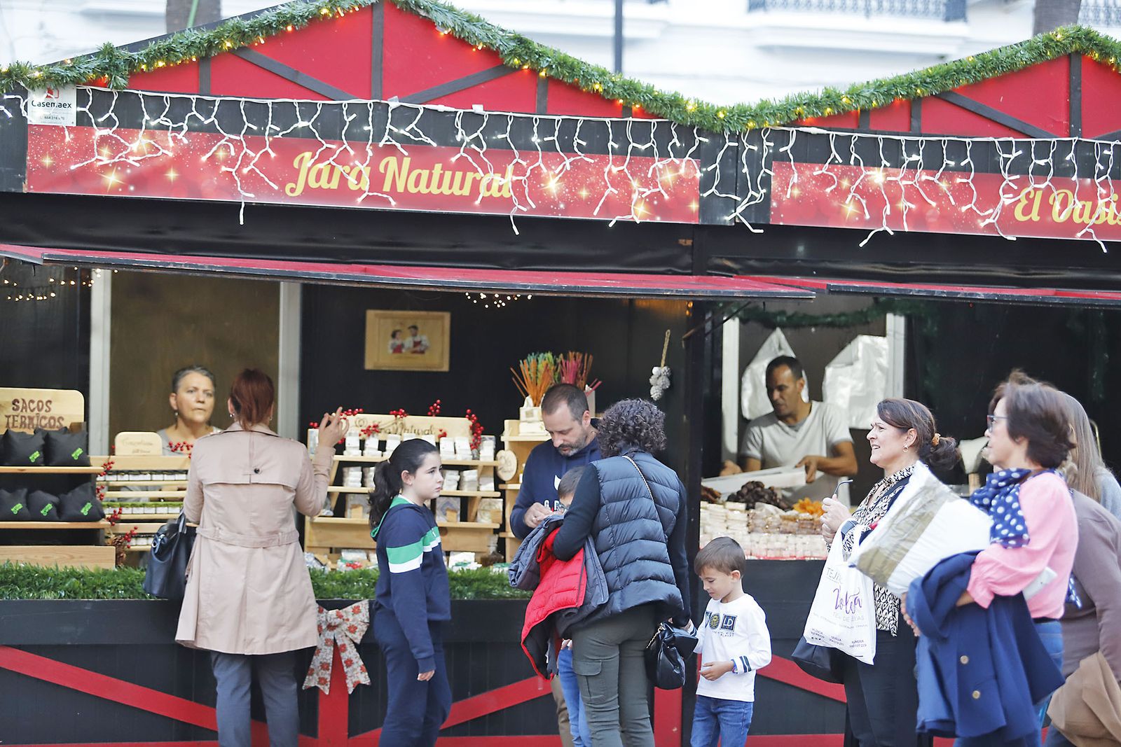Imágenes del mercado navideño de la Plaza de Las Monjas