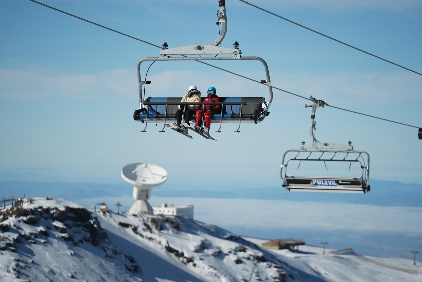 Dos esquiadores en Sierra Nevada.
