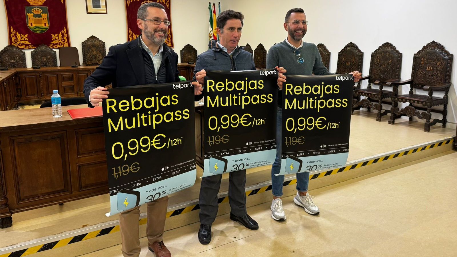 El alcalde de La Línea, Juan Franco; el concejal delegado de Comercio y Mercados, Alfonso Lozano, y el responsable de Telpark, José María Fayos.