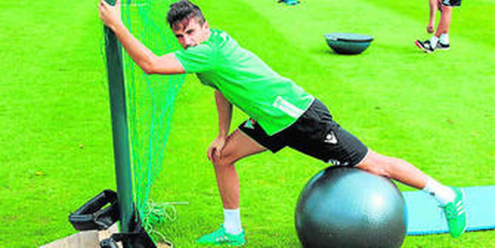 Juan Carlos realiza un ejercicio de estiramiento en el campo de entrenamiento del Betis en Mottram.