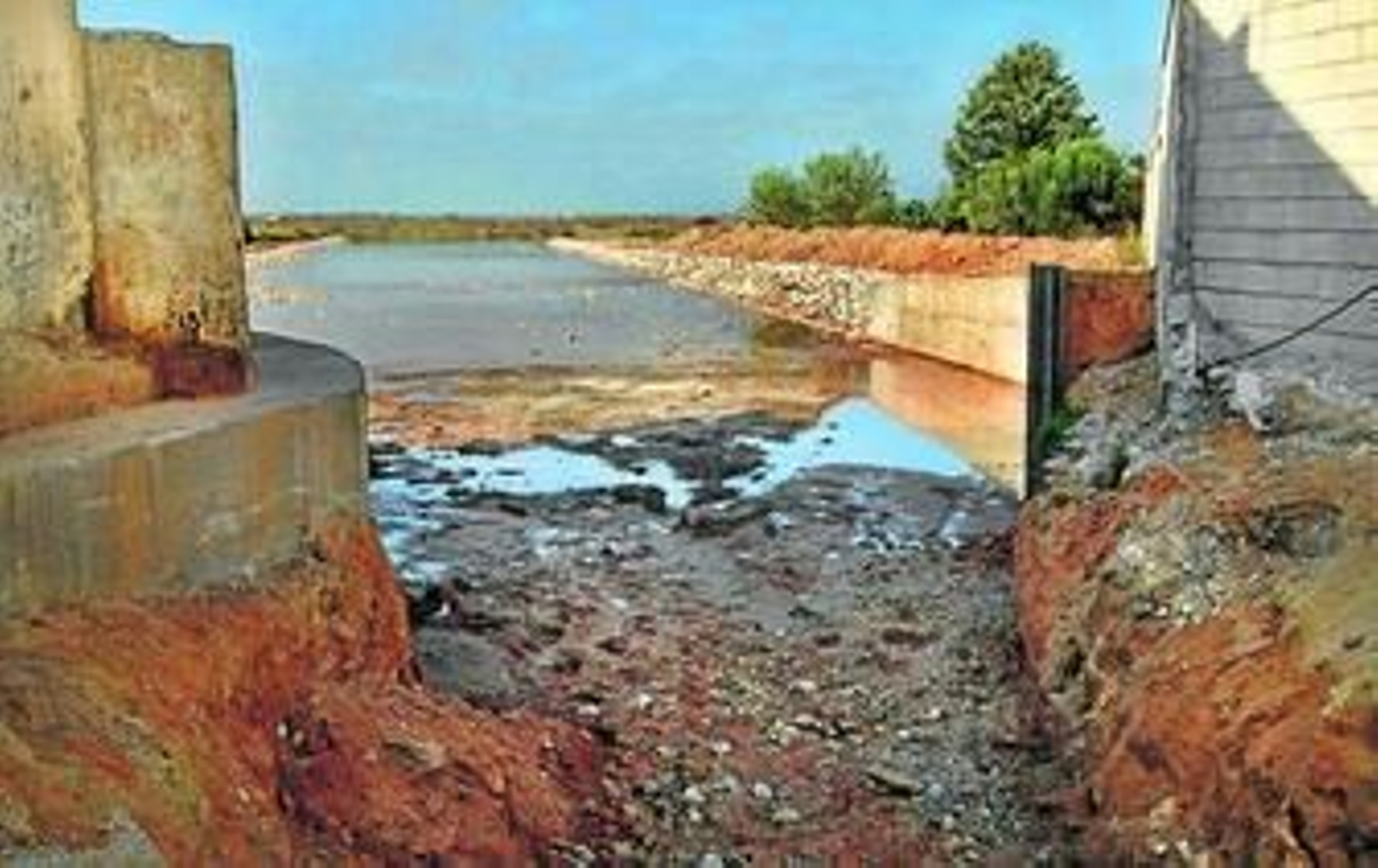 1. Vista del ensanchamiento que se ha realizado detrás del Hotel Los Gallos con una balsa artificial y los esteros de Carboneros al fondo . 2. El alcalde en la estrecha zanja de Los Gallos por donde discurría el agua de lluvia procedente la Rana Verde, mientras que a la izquierda de la misma imagen se aprecia la nueva infraestructura de pluviales  3. Técnicos y ediles observan los marcos subterráneos /Fotos: Paco Periñán