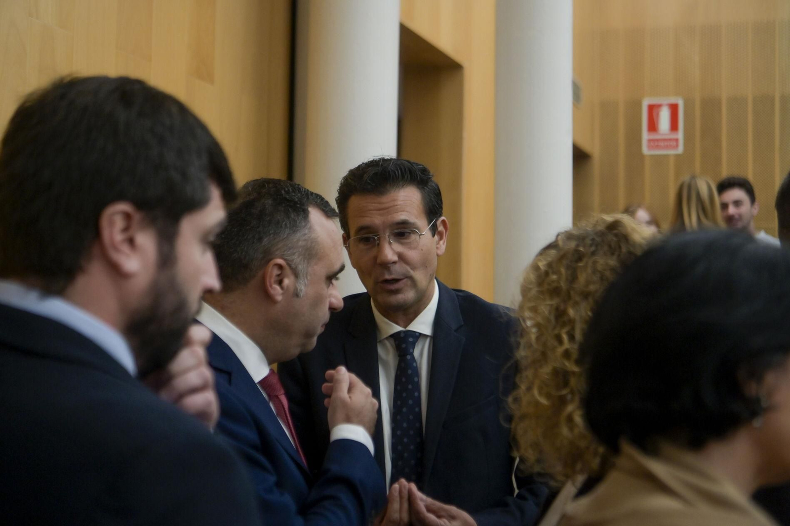 Paco Cuenca y Francis Rodríguez charlan en un pleno de Diputación