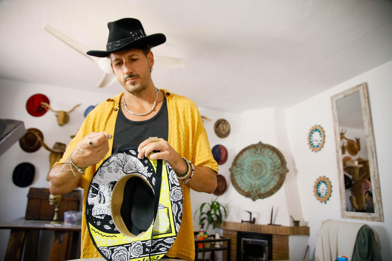 Imágenes del proceso creativo en sombreros de Alejandro Mateo