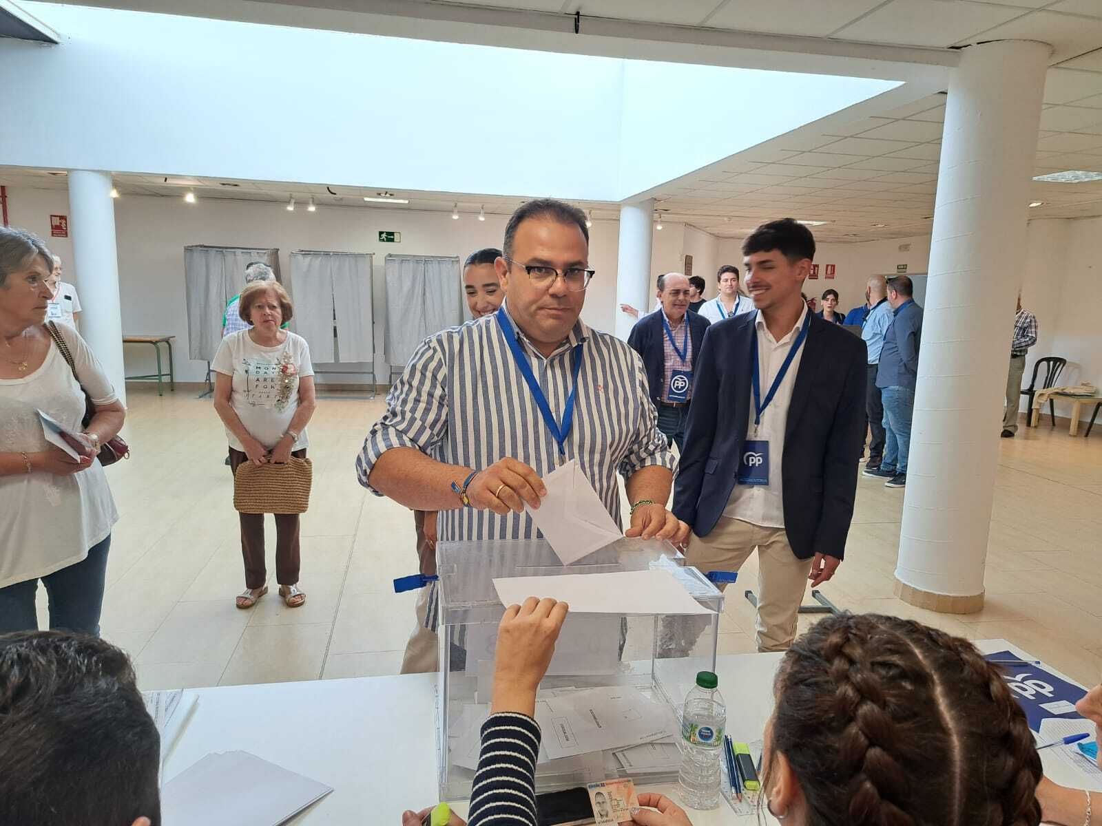 Fotos: así está votando la Costa de Granada en el inicio de las elecciones municipales 2023