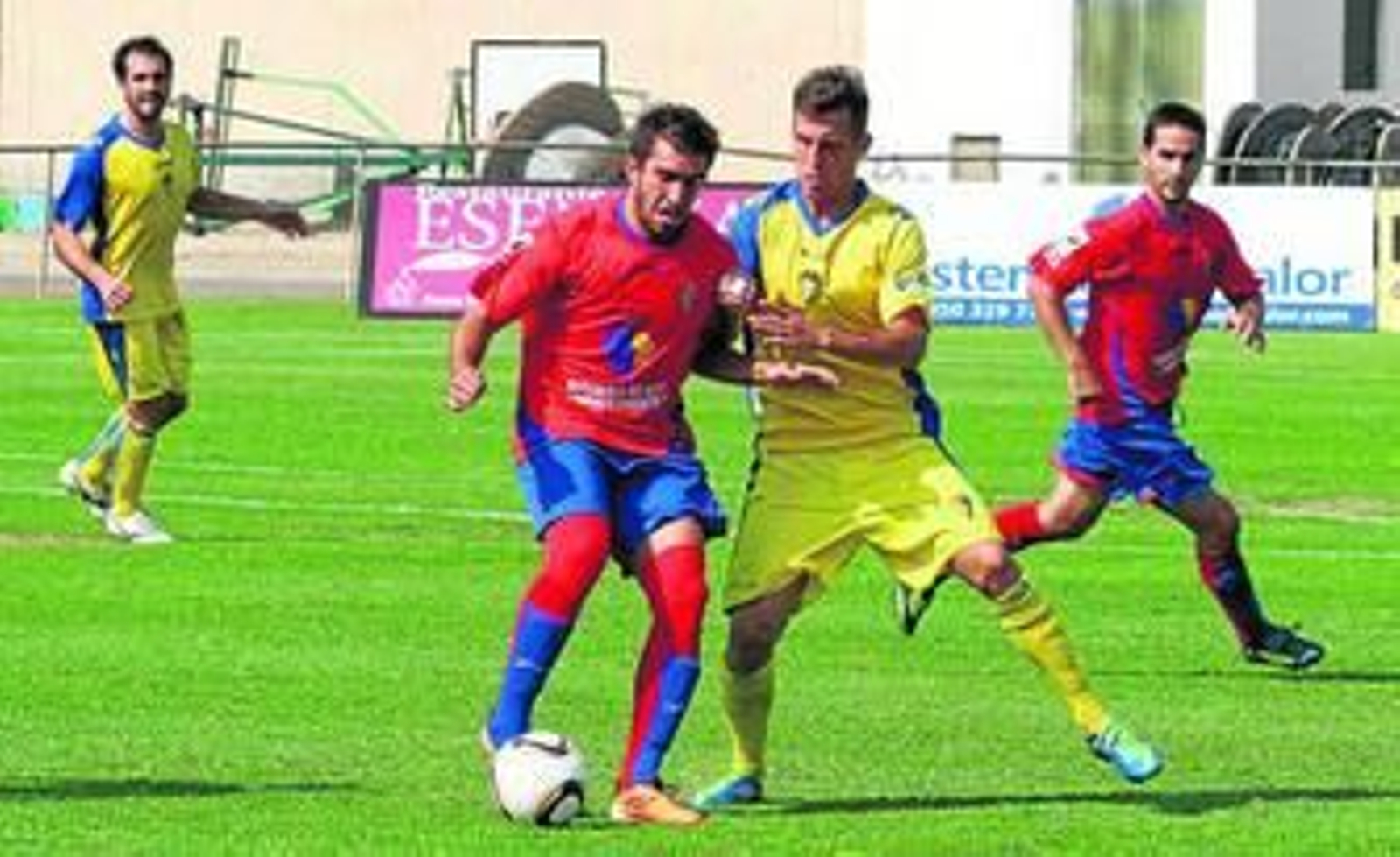 Mario intenta proteger el esférico ante la presencia de un jugador cadista.