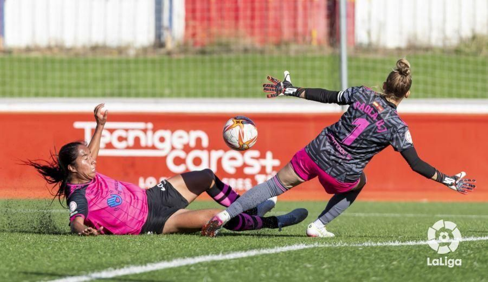 Un lance del partido de Liga en Madrid, donde las onubenses perdieron por 2-1.