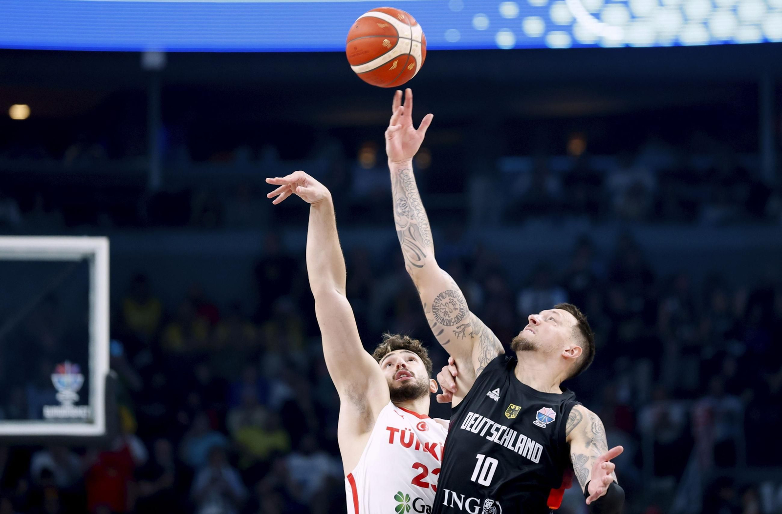 El turco Sengun y el alemán Theis, en un lance del juego.