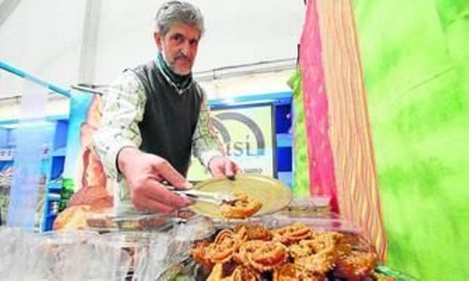 Uno de los artesanos que participó en la Feria de Dulces de Cuaresma organizada por la Diputación de Sevilla.
