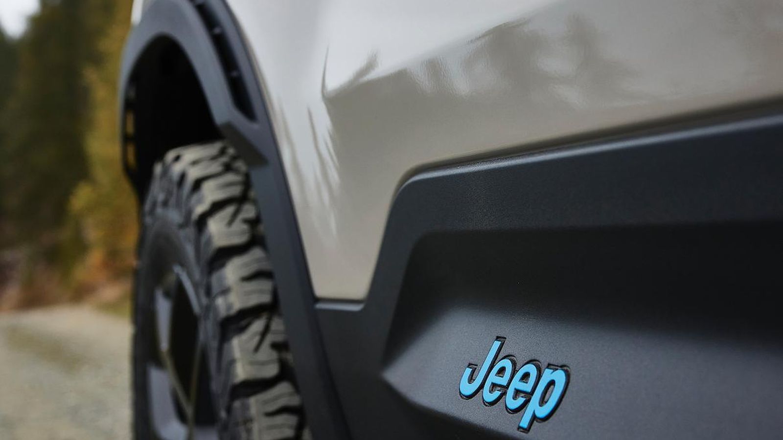 Unos pasos de rueda más prominentes y unas ruedas más adaptadas al uso fuera del asfalto, también le dan carácter campero a este Avenger 4x4.