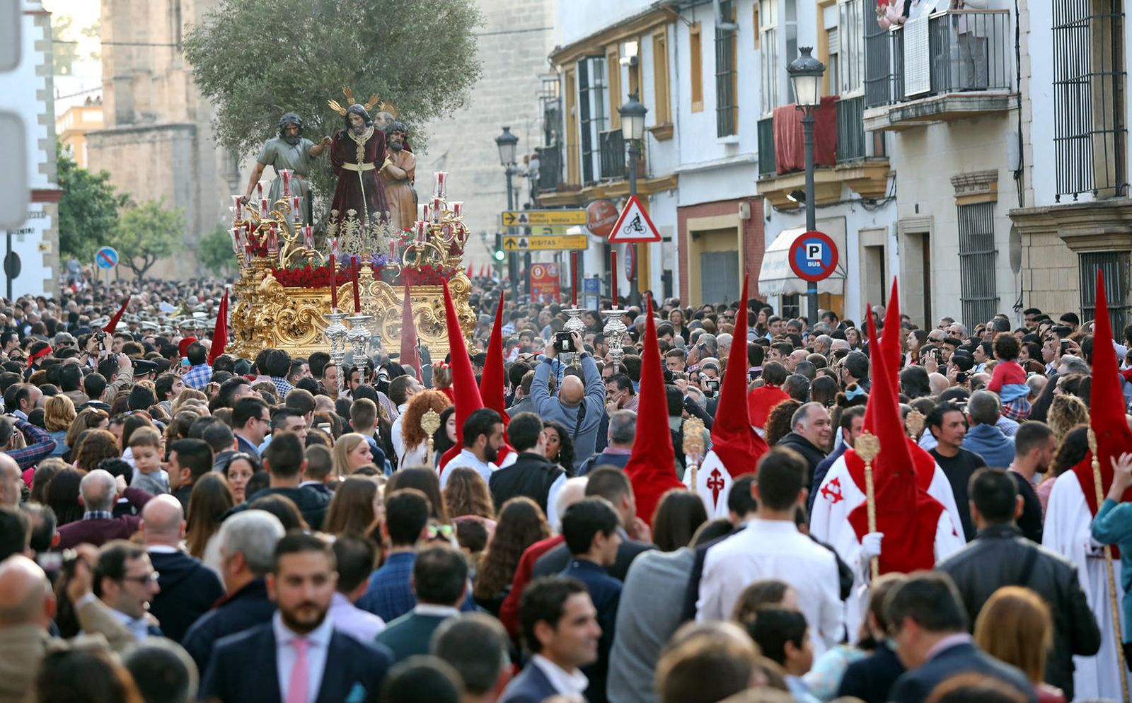 La calle Ancha, repleta de público, rodea literalmente al paso de Nuestro Padre Jesús del Prendimiento.