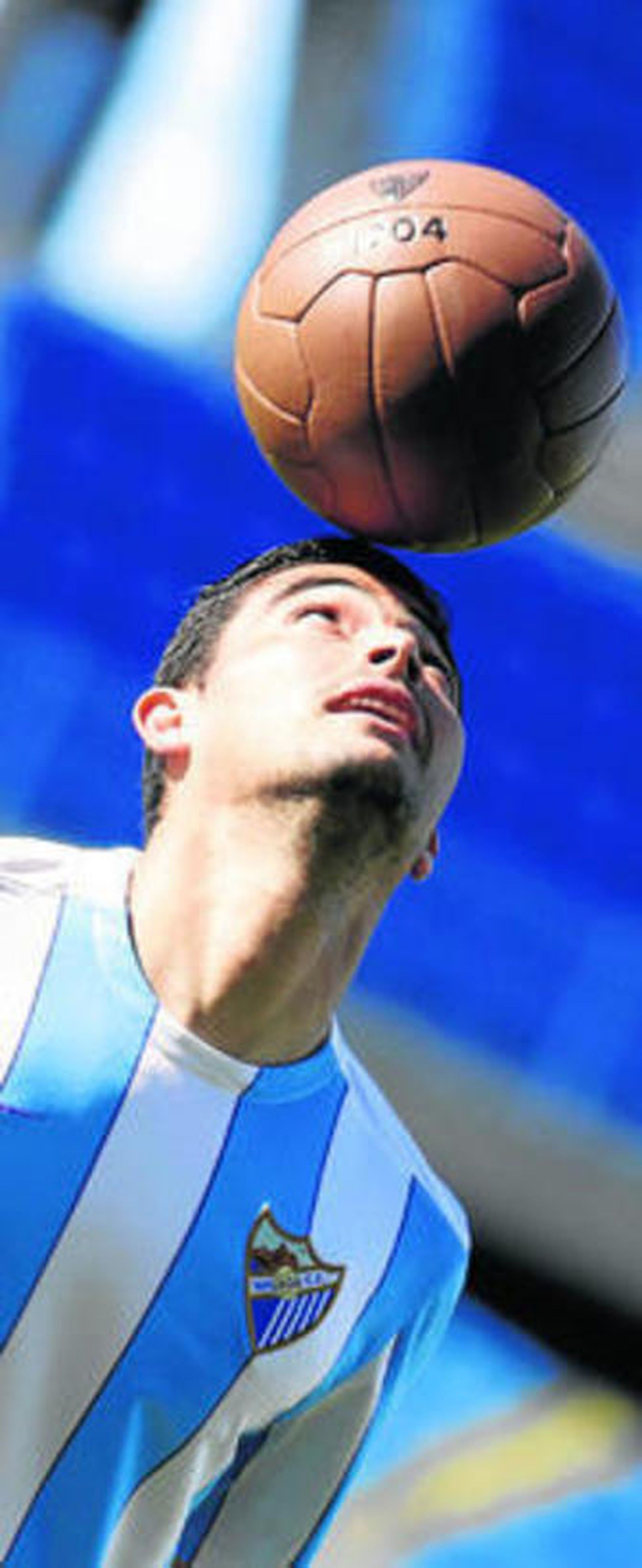 Juguetea con el balón Chory Castro, ayer, en La Rosaleda.