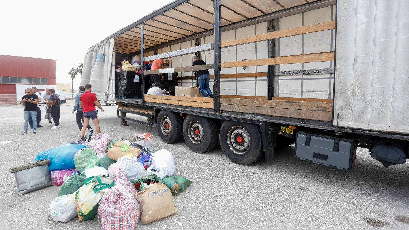 Fotos de la recogida de alimentos y enseres para ayudar a los afectados por la DANA en Valencia