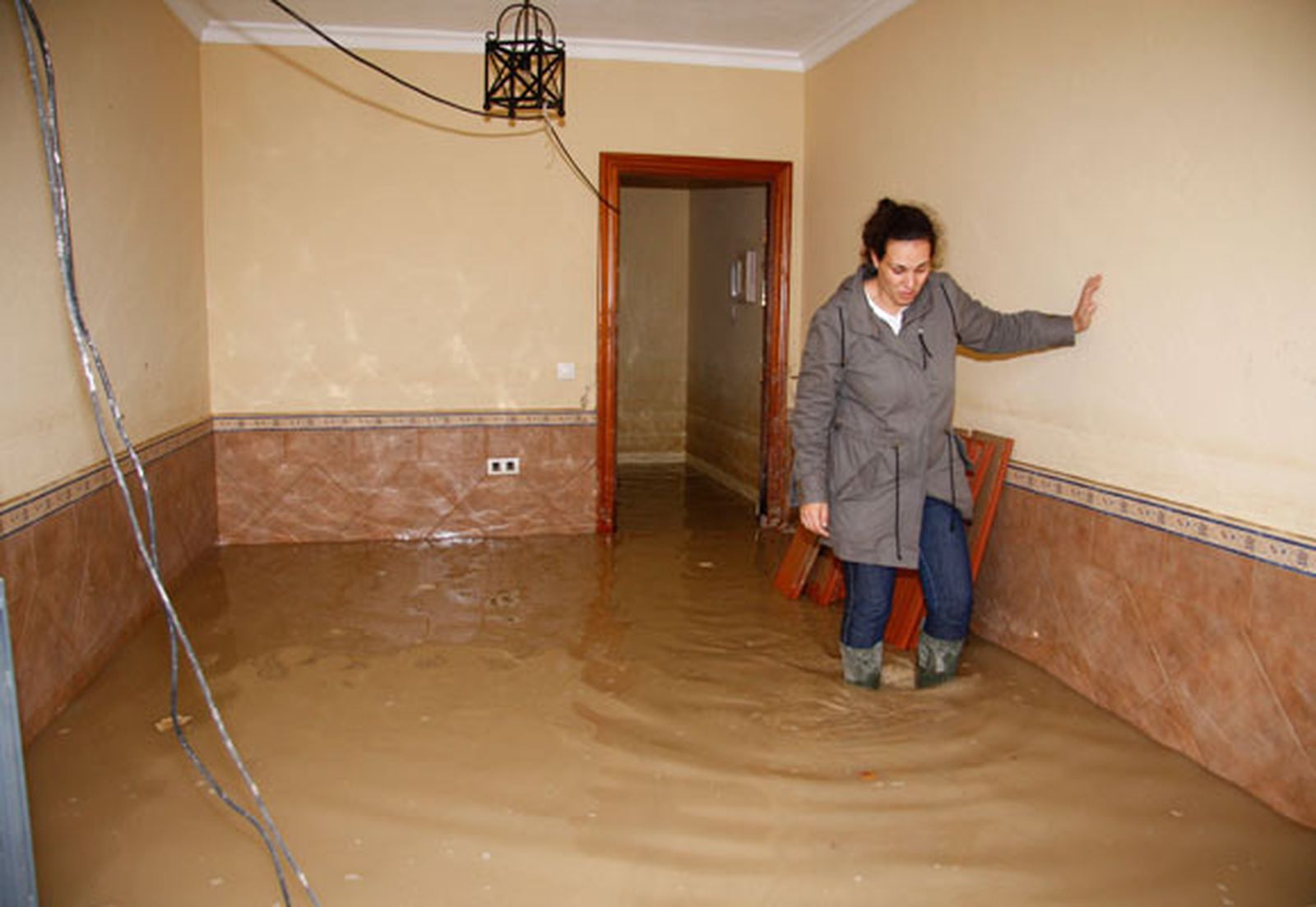 Más de un centenar de viviendas de Lora del Río continúan anegadas