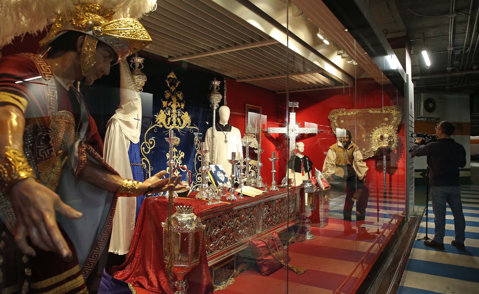 Fotos de la exposición de Enseres Cofrades en el Corte Inglés de Algeciras