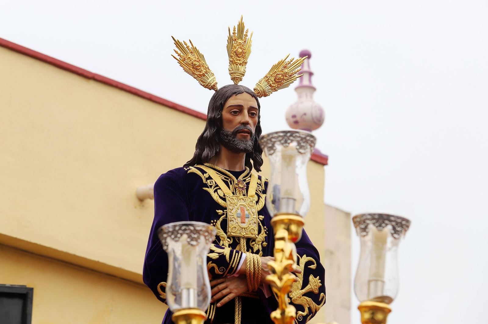 Imágenes de la procesión del Cautivo  bajo la lluvia en Huelva
