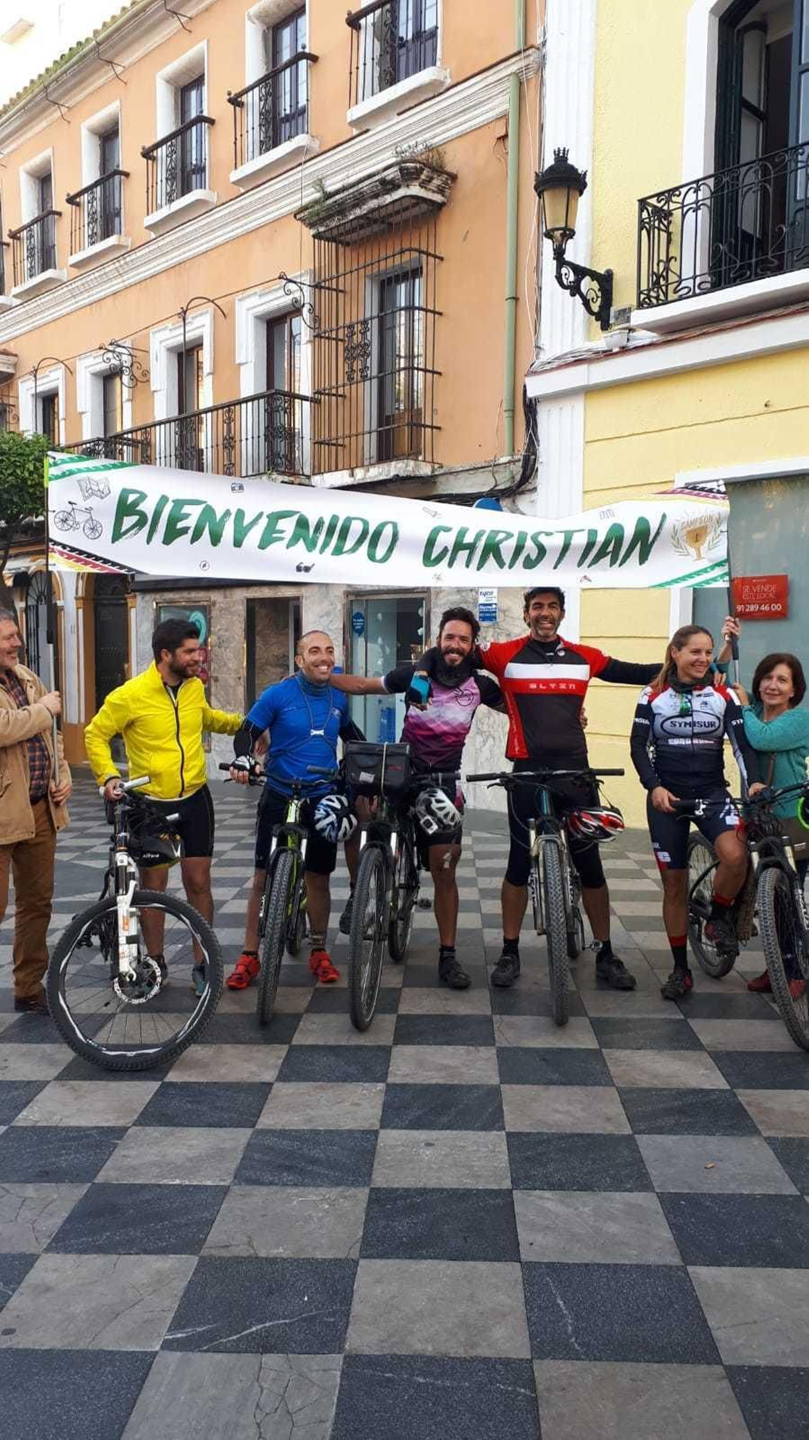 Christian Morillas, en el centro, en la Plaza Alta con amigos y familia.