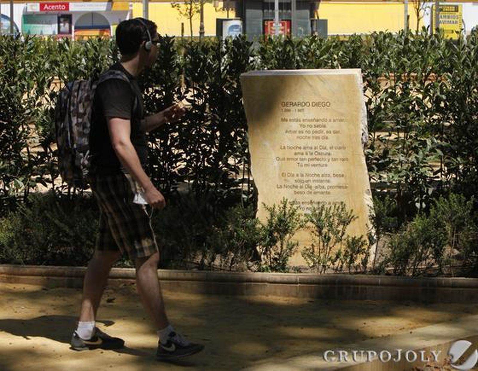 Piedras con poesías grabadas. Todos los poetas del 27 tienen calle o glorieta en su jardin. Sus poemas se han grabado en grandes piedras de Macael.

Foto: José Ángel García