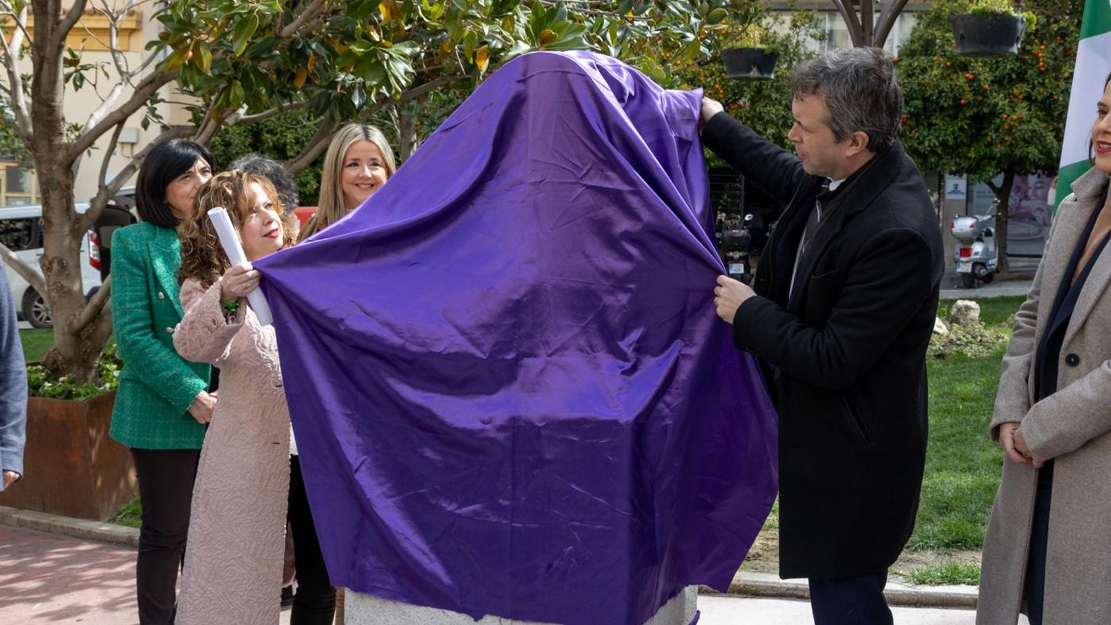 Jaén rinde homenaje a la salud mental con una escultura en la Plaza de la Libertad