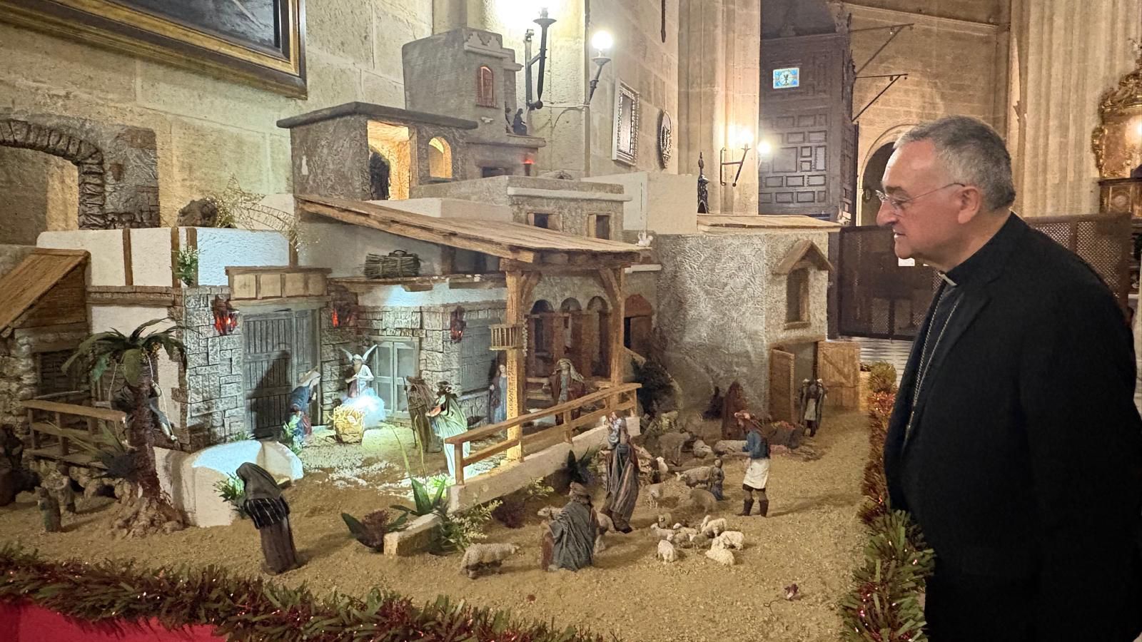 El obispo de Almería, Antonio Gómez Cantero, visitando el belén de la Catedral