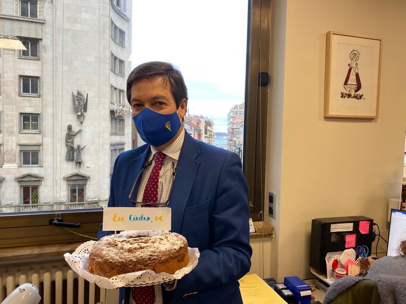 Fernando Sánchez de Lamadrid, con mascarilla y bizcocho cadistas.