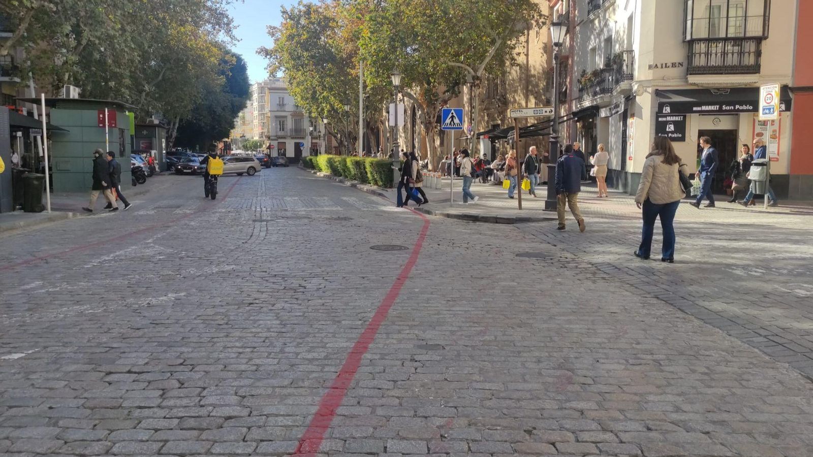 Lineas rojas en las calles del centro de Sevilla para la Magna