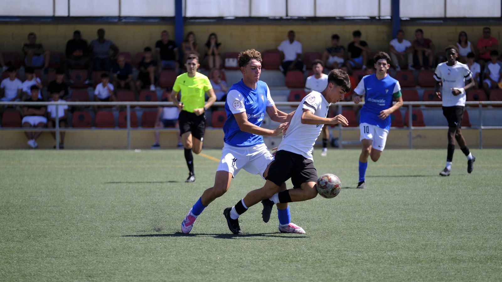 Un jugador almeriense intenta sortear la entrada de un rival durante un encuentro de esta temporada.