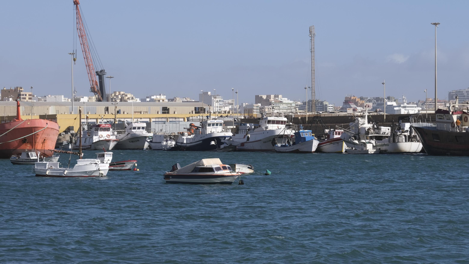 Temporal de viento y flota pesquera amarrada, en Almería