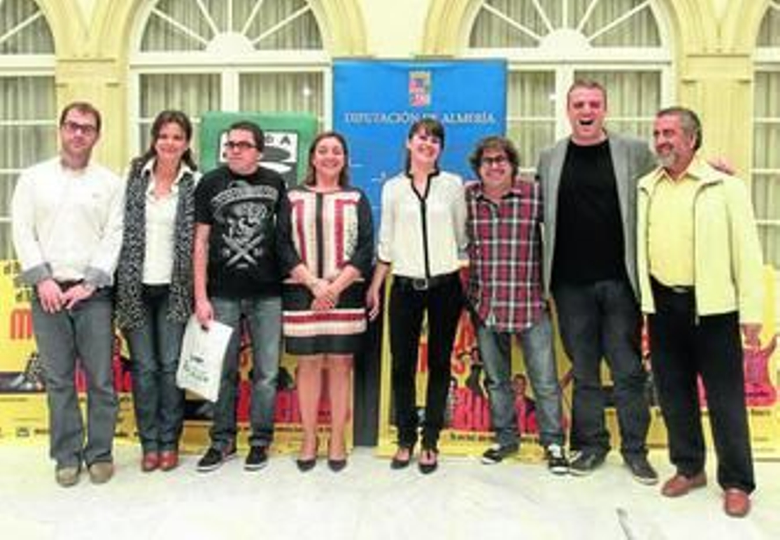 La diputada de Juventud, Ángeles Martínez, con varios representantes de ayuntamientos y los humoristas.