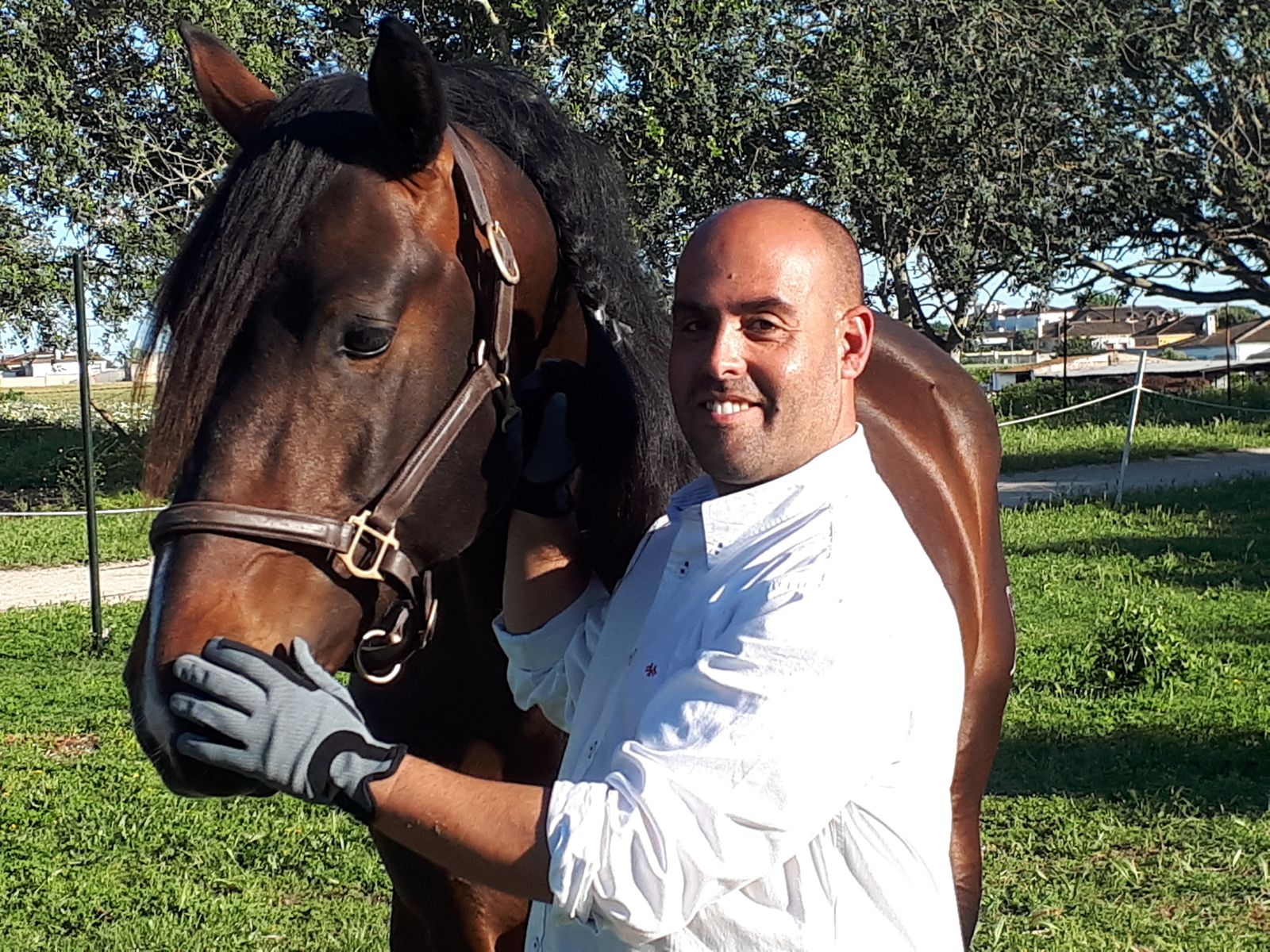 José Carlos Aragón acaricia a uno de los caballos de su escuela hípica.