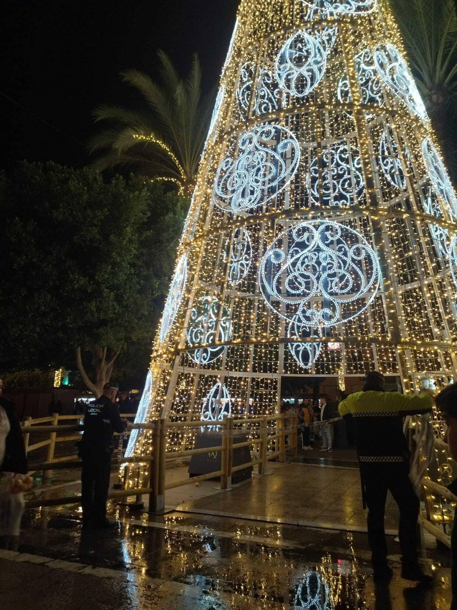 Agentes de la Policía Local, precintando la entrada al Árbol de Navidad de la Plaza del Arenal esta tarde.