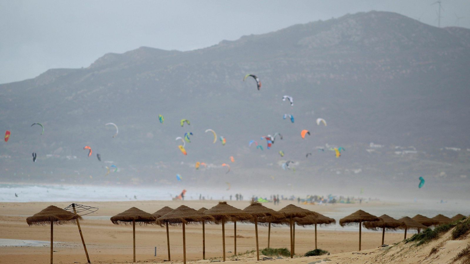 Imagen de la playa de Los Lances en invierno.