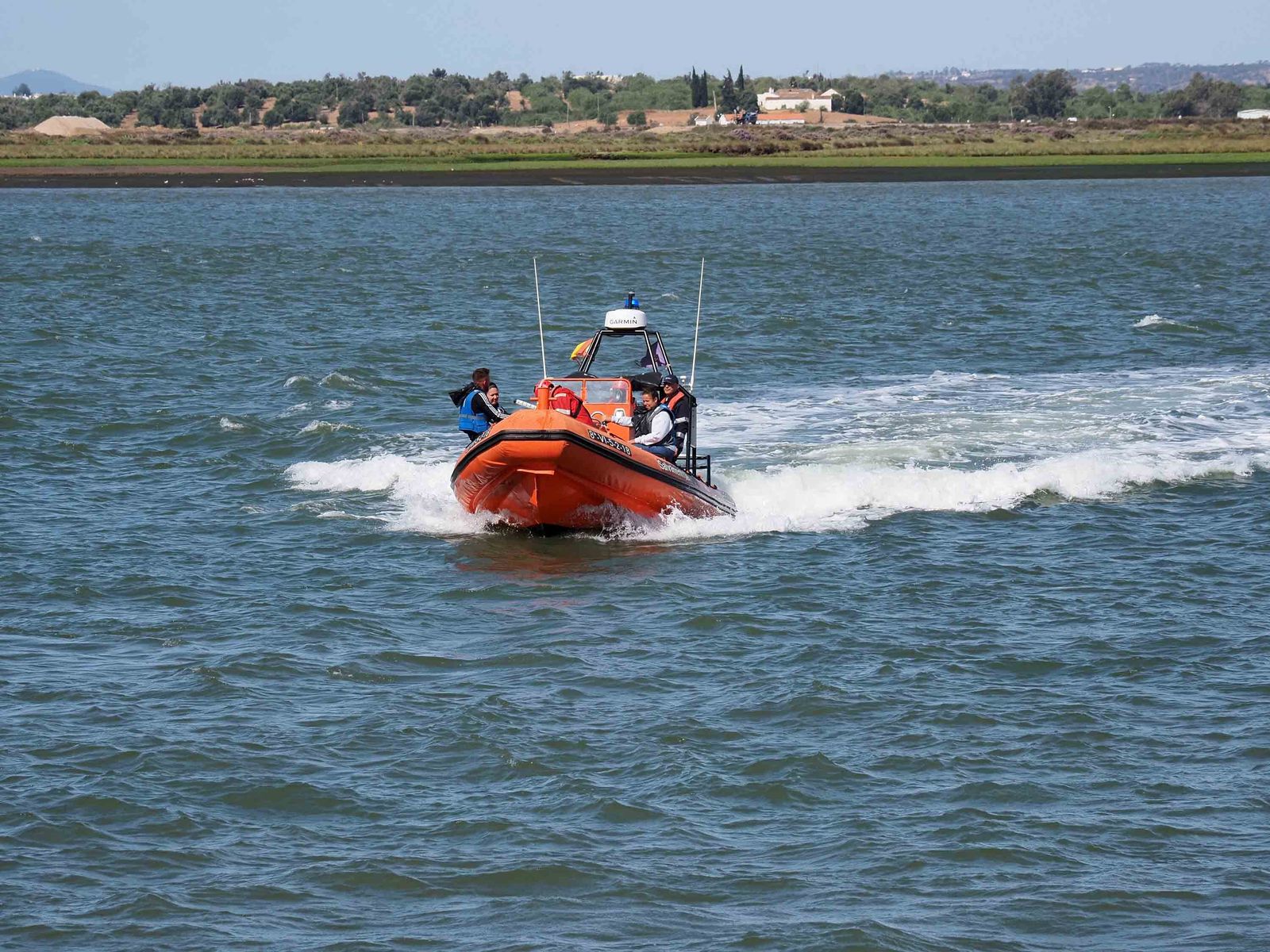 Las mejores imágenes del choque entre un ferry y un pesquero en medio del Guadiana