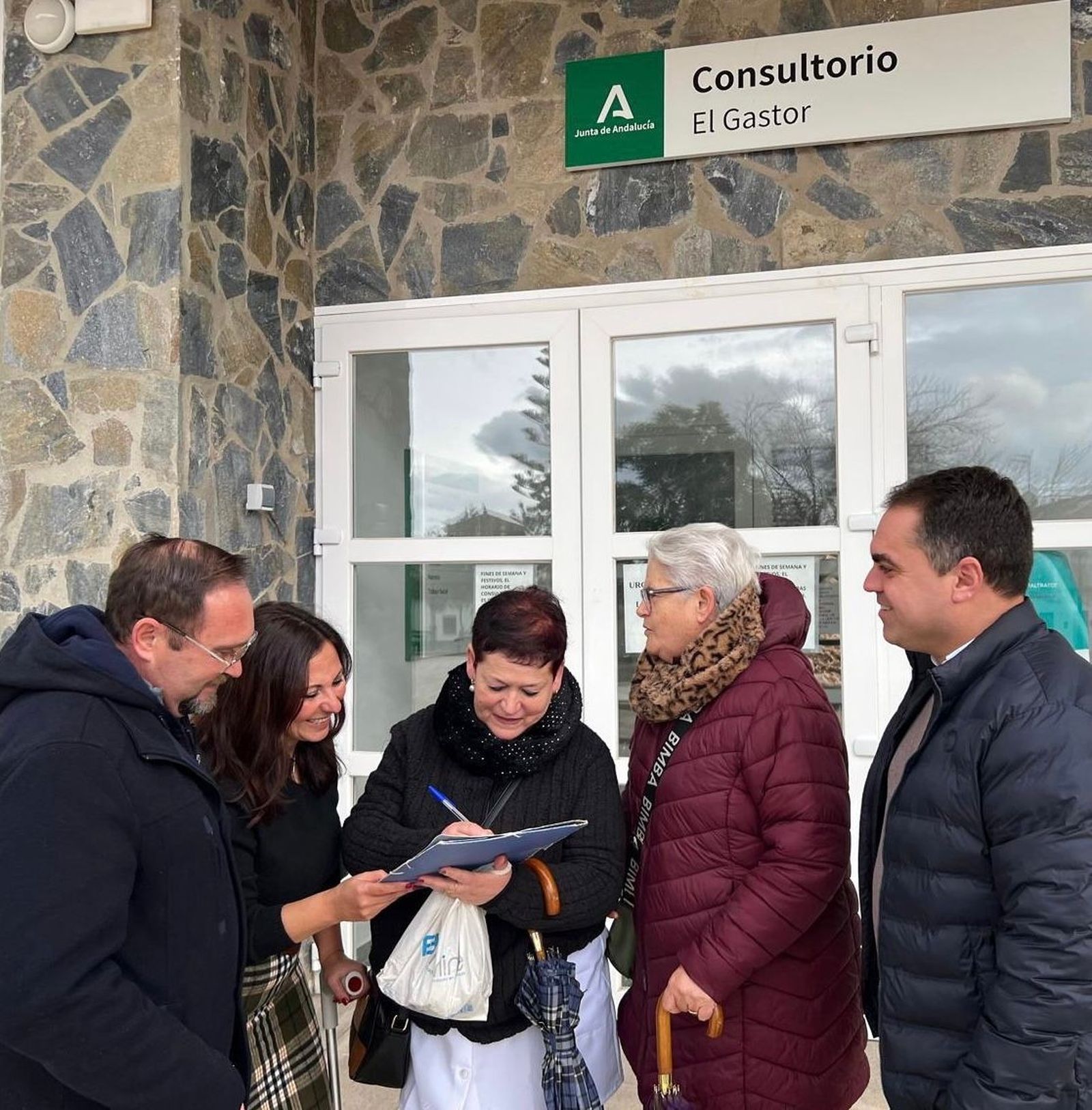 Juan Cornejo e Isabel Moreno, en el consultorio de El Gastor.