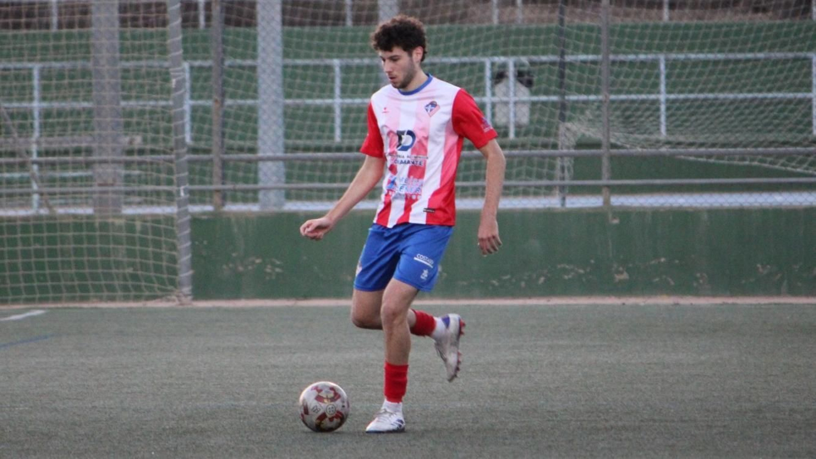 El central Luis Torres, con la posesión del esférico.