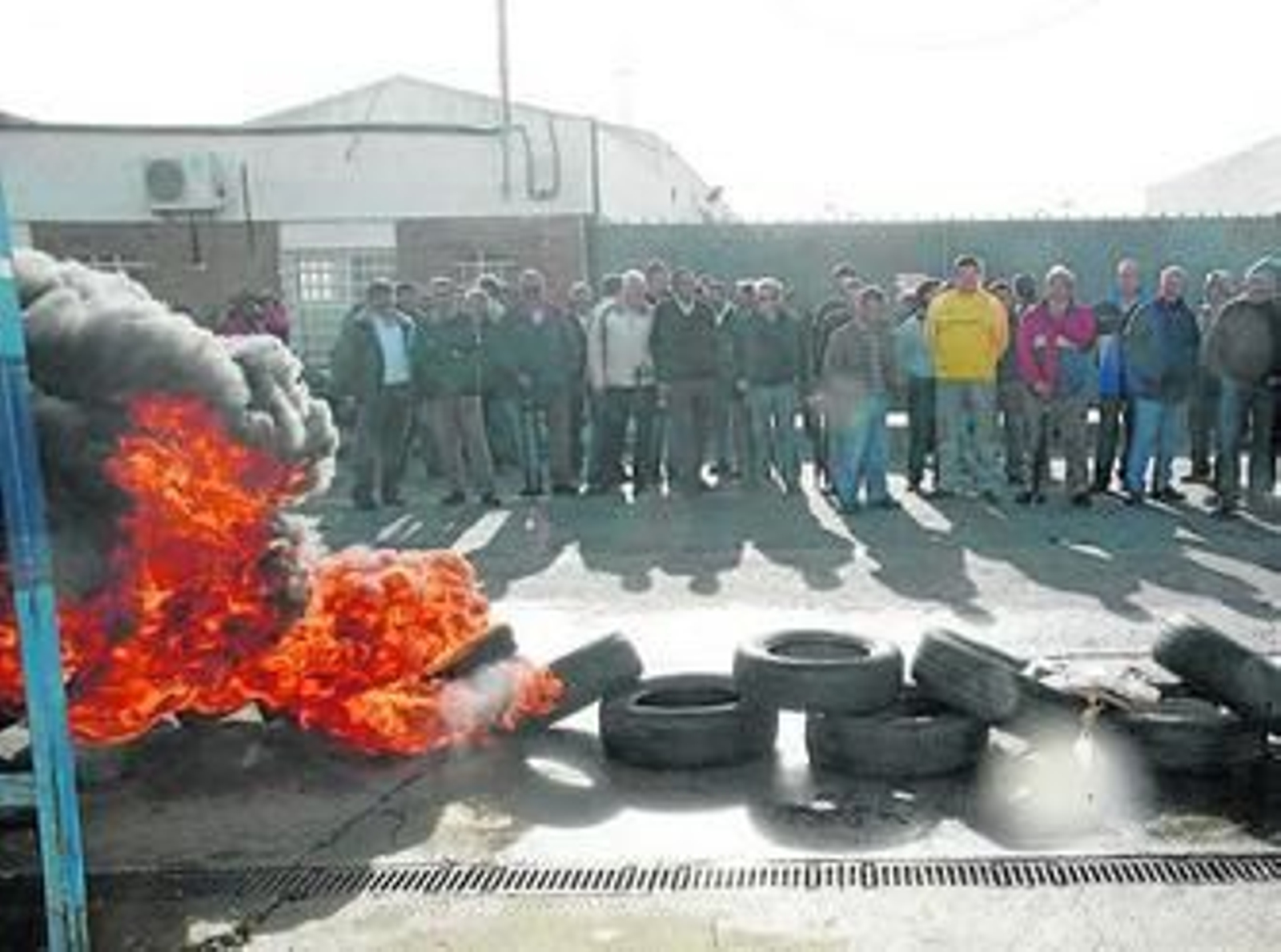 Trabajadores de Astilleros, queman neumáticos a las puertas de la factoría en una protesta.