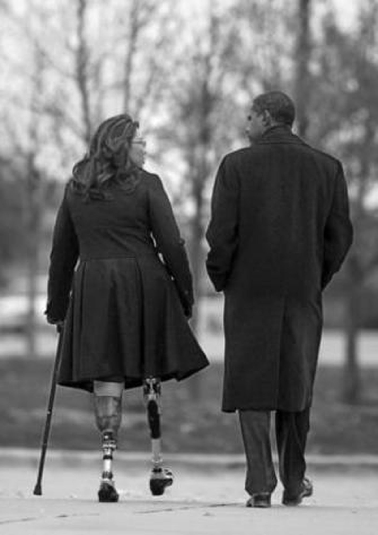 Barack Obama camina junto a la veterana de la Guerra del Golfo Tammy Duckworh, en Chicago.