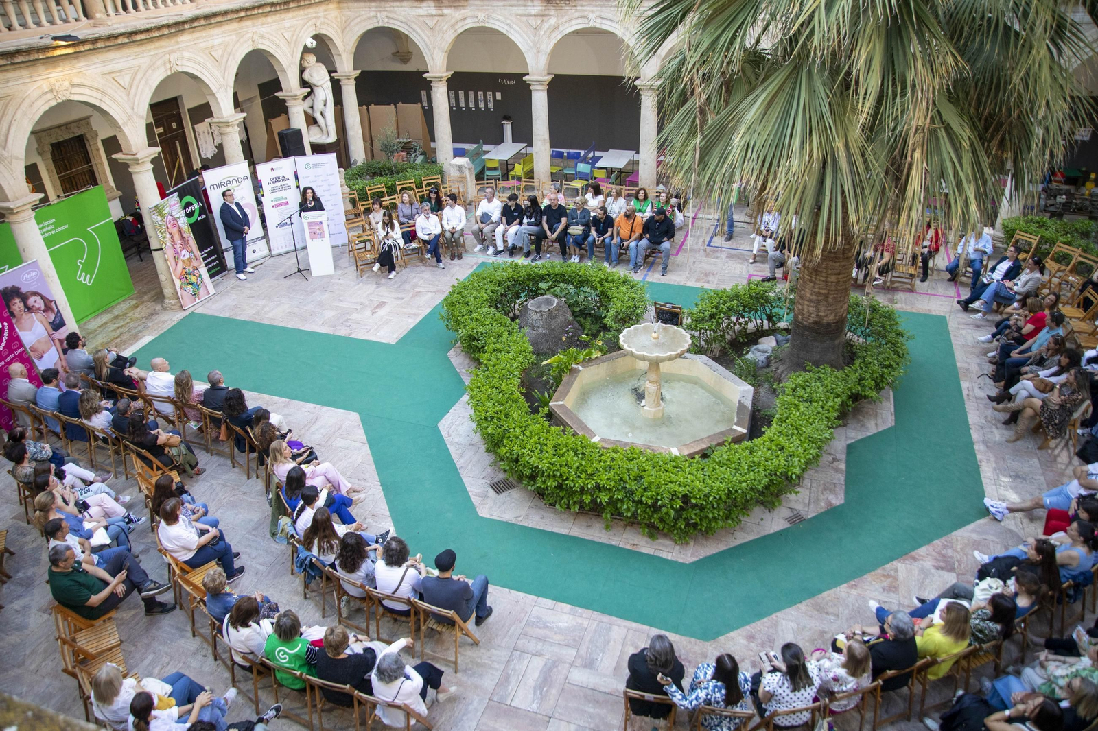 Mucho x Vivir de la Asociación del Cáncer en la Escuela de Artes de Almería, en imágenes