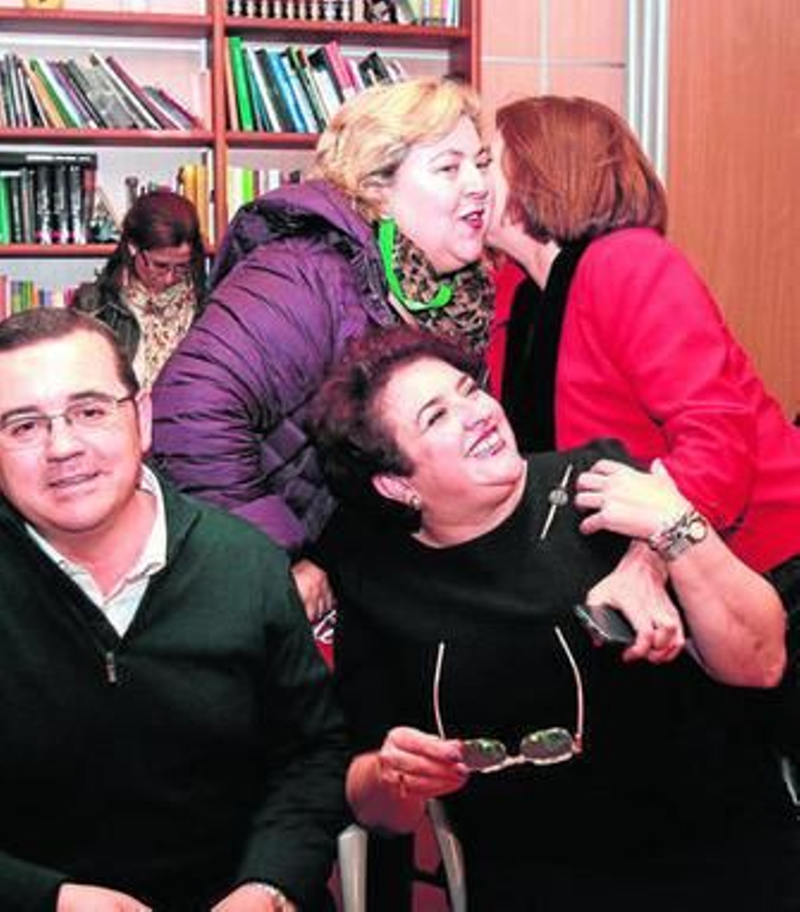 Teresa Jiménez, secretaria provincial del PSOE, celebra la victoria con Clara Aguilera y María José Sánchez Rubio.