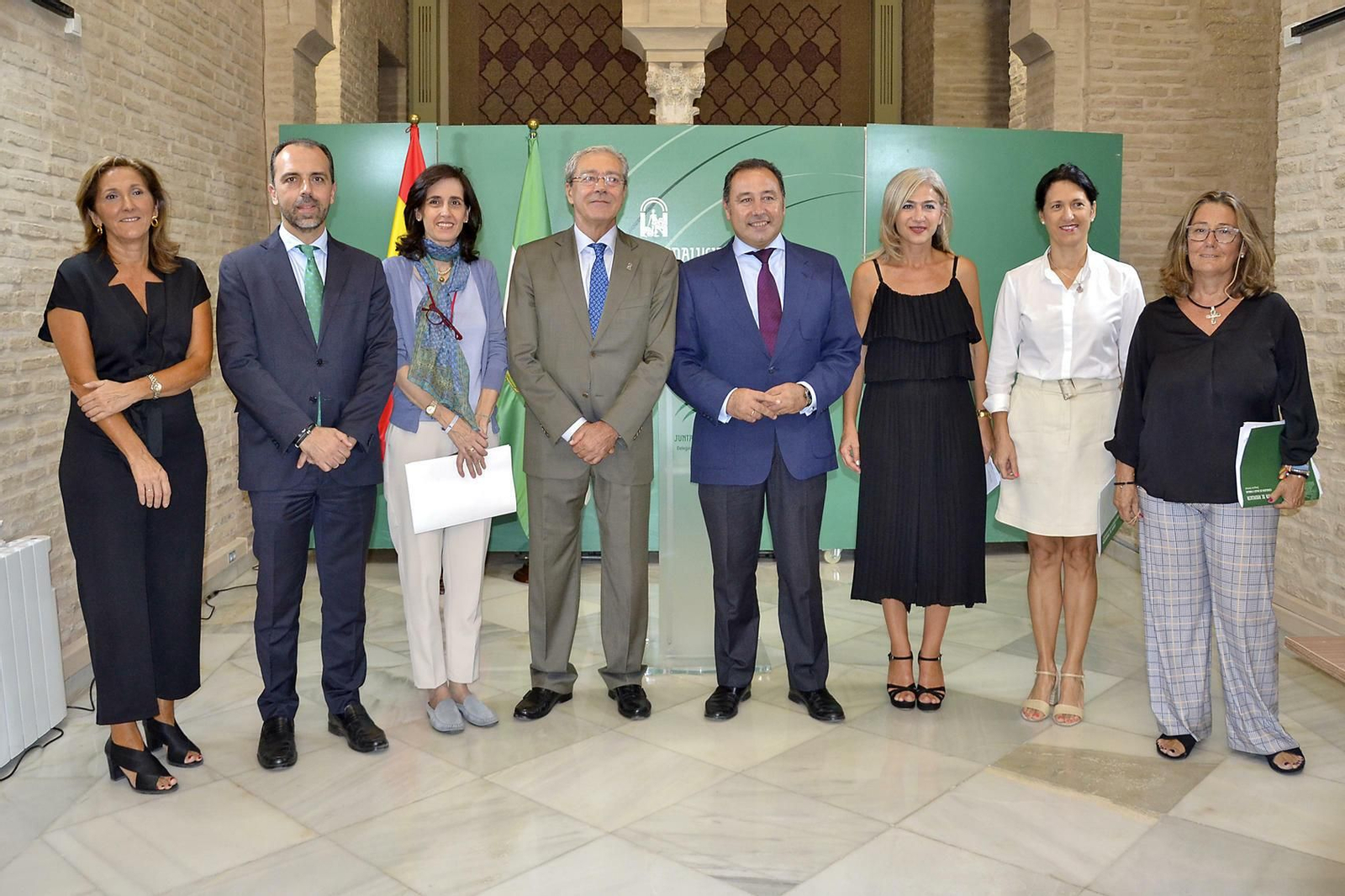 Rogelio Velasco, Patricia del Pozo y Ricardo Sánchez (centro) flanqueados por María del Mar Rull, Javier Millán, Isabel Solís y Regina Serrano, este viernes.