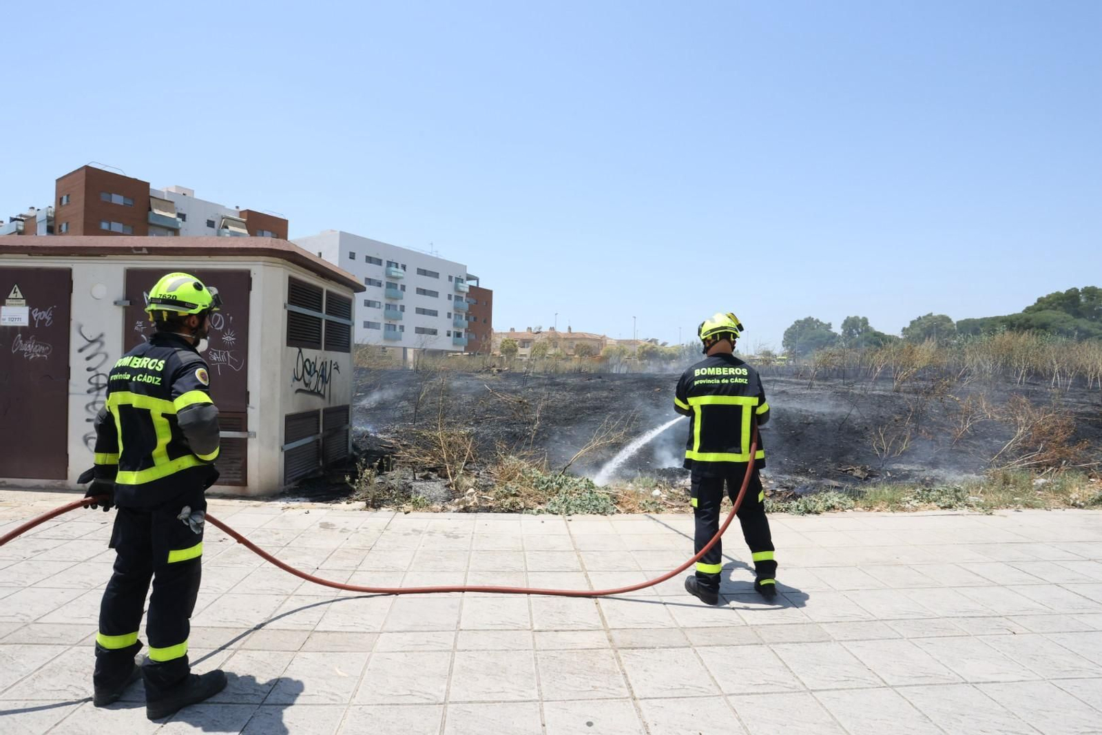 Incendio de pastos junto a la avenida de Espera en Jerez