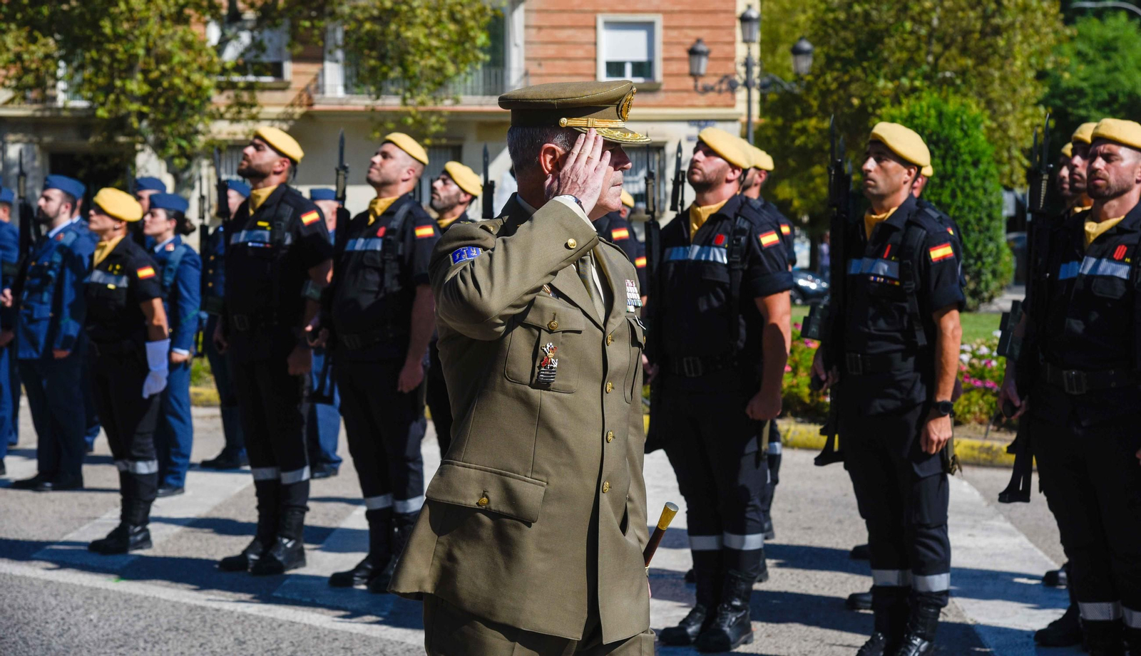 Acto de izado de la bandera y desfile por el día de la Hispanidad